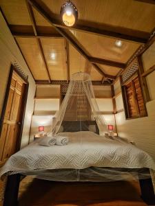 1 dormitorio con 1 cama con mosquitera en Casa Siri de Cahuita en Cahuita