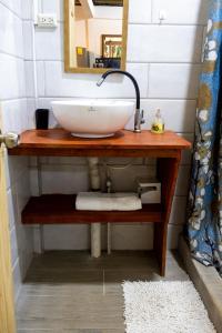 W łazience znajduje się umywalka i lustro. w obiekcie Casa Siri de Cahuita w mieście Cahuita