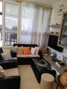 uma sala de estar com um sofá e uma mesa em Apartment Josip - 5 m from beach em Vinišće