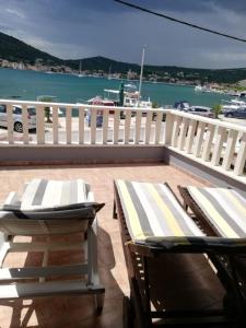 A balcony or terrace at Apartment Josip - 5 m from beach