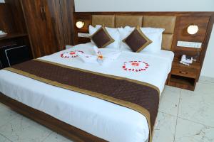 Postel nebo postele na pokoji v ubytování The Go davari Gokarna