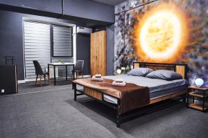 1 dormitorio con 1 cama grande y una pintura en la pared en Gagarin Capsule Hotel en Almaty