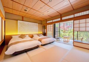 蘆原市的住宿－海亞旅館，一间卧室设有两张床和大窗户