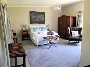 sypialnia z łóżkiem, stołem i krzesłem w obiekcie Bellhouse Guesthouse w mieście Somerset East