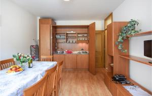 een keuken met een tafel en een fruitschaal bij 3 Bedroom Stunning Apartment In Roncegno Terme in Marter di Roncegno