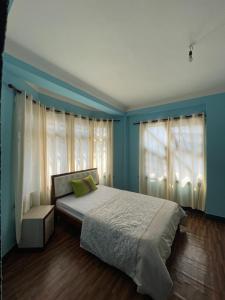 Un pat sau paturi într-o cameră la Dzambala Home