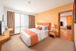 Ένα ή περισσότερα κρεβάτια σε δωμάτιο στο Fortuna Hotel Hanoi