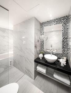 y baño con lavabo y espejo. en Fortuna Hotel Hanoi, en Hanói