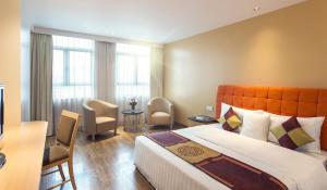 Ένα ή περισσότερα κρεβάτια σε δωμάτιο στο Fortuna Hotel Hanoi