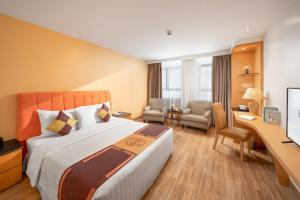 Ένα ή περισσότερα κρεβάτια σε δωμάτιο στο Fortuna Hotel Hanoi