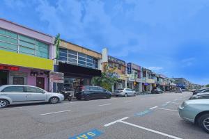 a city street with cars parked on the street at OYO 90794 Maple Hotel in Skudai