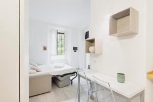 uma sala de estar com um sofá, uma mesa e cadeiras em Easylife - Comodo Studio in Corso di Porta Romana em Milão