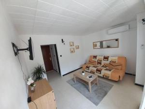 ein Wohnzimmer mit einem Bett und einem Tisch in der Unterkunft studio parking privé climatisation plage proche in La Grande-Motte