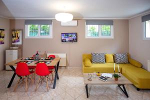A television and/or entertainment centre at Endless Blue Sunshine