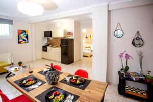 A kitchen or kitchenette at Endless Blue Sunshine