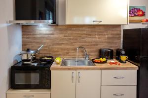 A kitchen or kitchenette at Endless Blue Sunshine
