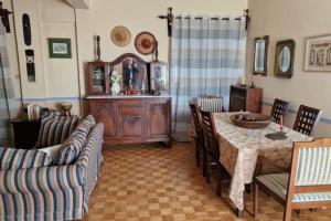 uma sala de estar com uma mesa e cadeiras e um sofá em Classic apartment in Kalamata em Kalamata