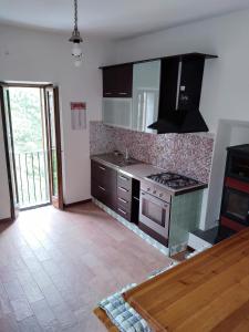 uma cozinha com um fogão e uma bancada em Casa Mia em Poggio Moiano