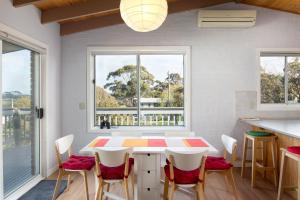 una cucina con tavolo, sedie e finestra di Seaside Retreat in Rhyll a Rhyll