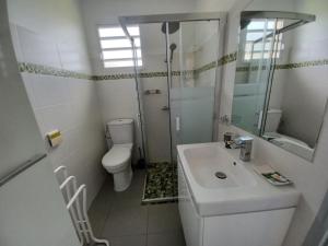 e bagno con lavandino, servizi igienici e doccia. di KORN LAMBIS a Sainte-Luce Altre 14 foto