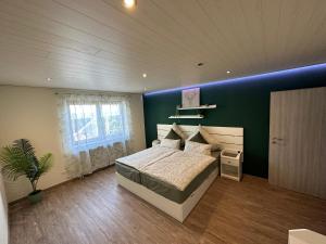 una camera da letto con un letto e una parete blu di Bähnleblick Blumberg a Blumberg