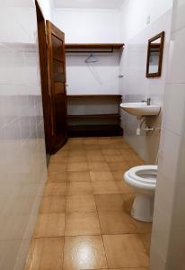 La salle de bains est pourvue de toilettes et d'un lavabo. dans l'établissement Shamba Hostel, à Usa River