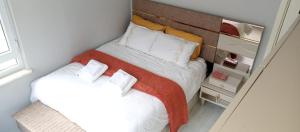 Grand Bazaar Crossing apartment في إسطنبول: غرفة نوم صغيرة مع سرير مع اللوح الأمامي