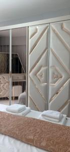 een slaapkamer met 2 bedden en een spiegel bij Grand Bazaar Crossing apartment in Istanbul