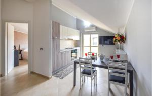 uma cozinha e sala de jantar com mesa e cadeiras em Beautiful Apartment In Caulonia Marina With Kitchenette em Caulonia Marina