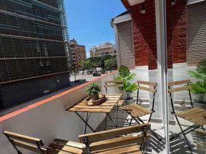 balkon ze stołem i ławkami w budynku w obiekcie Holidays2Malaga Lebrija 3 bedroom & Terrace & Parking & Smart TV w Maladze