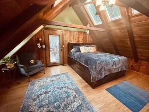 Een bed of bedden in een kamer bij Cabin Spa Getaway Near Lakes and Resorts