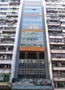 een hoog gebouw met veel ramen in een stad bij Hennessy Hotel in Hong Kong