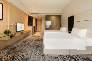 Postel nebo postele na pokoji v ubytování Holiday Inn Shanghai Hongqiao West by IHG + 123 fotografií