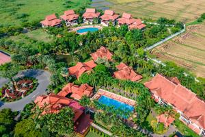 eine Luftansicht eines Resorts mit Pool und Bäumen in der Unterkunft Horizon Village & Resort SHA Plus in Doi Saket