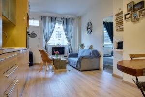 ニースにあるBEAUTIFUL apartment , beach 3 min walk , free parking, near Negrescoのソファとテーブルのあるリビングルーム