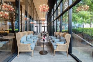青浦的住宿－上海虹橋西郊假日酒店，建筑物里一排柳条椅子和桌子
