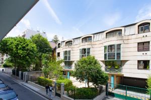 ニースにあるBEAUTIFUL apartment , beach 3 min walk , free parking, near Negrescoの木立の通りに建つアパートメント