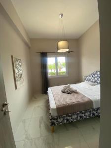 um quarto com uma cama e uma janela em Casa Costera 2 lux apt em Kiato