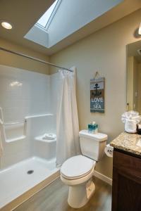 Un baño con inodoro, bañera y lavabo. en Awave From It All, en Ocean Shores