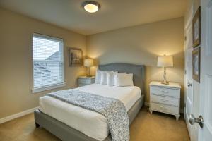 Un dormitorio con una cama grande y una ventana. en Awave From It All, en Ocean Shores