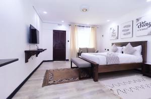A bed or beds in a room at Arabel's Place Riverside Villas