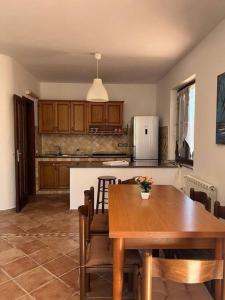 eine Küche mit einem Holztisch und einem Esszimmer in der Unterkunft Villa Serena in Vibonati
