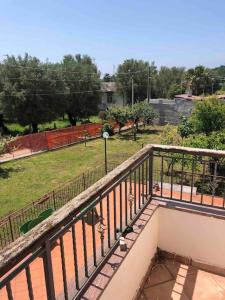 einen Balkon mit Parkblick in der Unterkunft Villa Serena in Vibonati