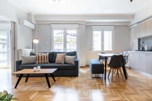 uma sala de estar com um sofá e uma mesa em Aris123 by Smart Cozy Suites - Apartments in the heart of Athens - 5 minutes from metro - Available 24hr em Atenas