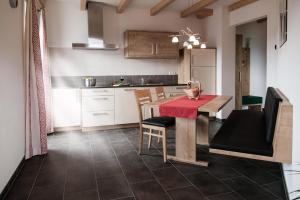 Virtuvė arba virtuvėlė apgyvendinimo įstaigoje Perchnerhof