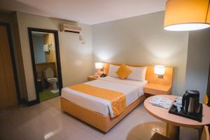 Säng eller sängar i ett rum på Manila Grand Opera Hotel