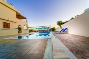 Bazén v ubytování Amaryllis front beach hotel nebo v jeho okolí