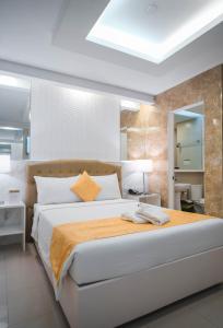 1 dormitorio con 1 cama grande en una habitación en Manila Grand Opera Hotel en Manila