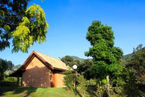 Um jardim em Chalés Alto dos Pires