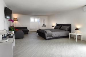 1 dormitorio con 1 cama y sala de estar en B&B Sparano Luxury Suites, en Bari